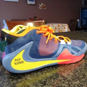 Nike freak 1 shoes in near new condition besides w